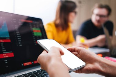 Yakın plan beyaz ekran akıllı telefon arka planda çalışma atmosferini bulanıklaştırdı. Dijital cihazlar konsept kullanıyor. Model telefon.