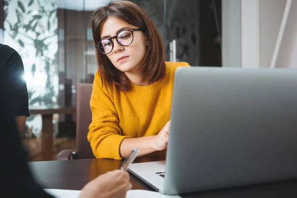 Grupo Empresarios Pensativos Reúnen Lugar Trabajo Oficina Dos Gestora Mujer — Foto de Stock