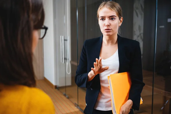 Grupo Mujeres Positivas Empleados Oficina Reúnen Lugar Trabajo Oficina Moderna — Foto de Stock