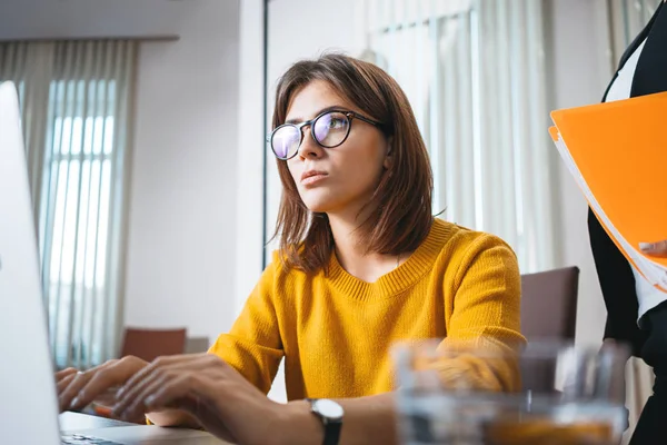 Een Groep Pensibele Zakenmensen Vergadert Werkplek Twee Manager Vrouw Werken — Stockfoto