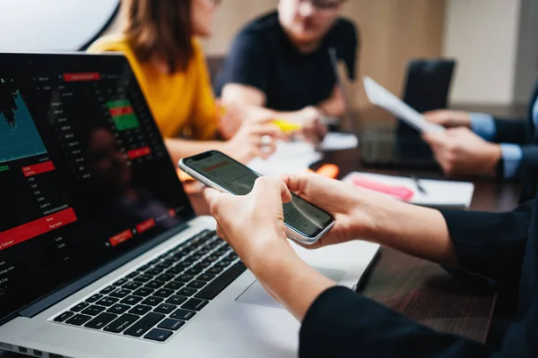 Nærbilde Kvinnelige Hender Som Skriver Smarttelefon Arbeidsprosess Forretningskontoret Coworking Mennesker – stockfoto