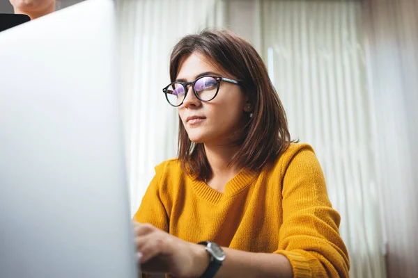 사무실에서 안경을 일하는 여성의 노트북을 사용하는 잘생긴 근로자 — 스톡 사진
