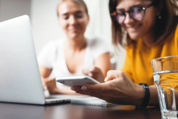 Primer Plano Las Manos Femeninas Escribiendo Teléfono Inteligente Proceso Trabajo — Foto de Stock