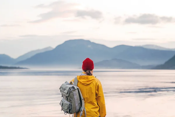 Alone Traveler Wearing Yellow Raincoat Backpack Looking Fantastic Fjord Mountain — Stock Photo, Image