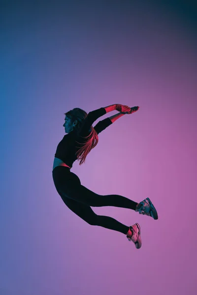 Renkli Renklere Karşı Atlayan Sportif Karizmatik Kadın Stüdyoda Atlama Anı — Stok fotoğraf