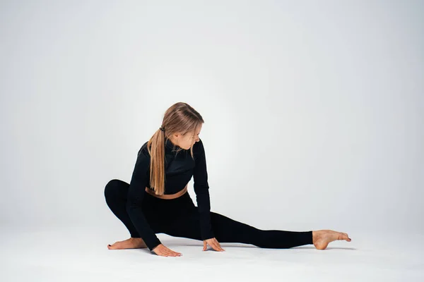 Fitness Yoga Girl Wearing Black Slim Sportswear Doing Stretching Exercises — Stock Photo, Image