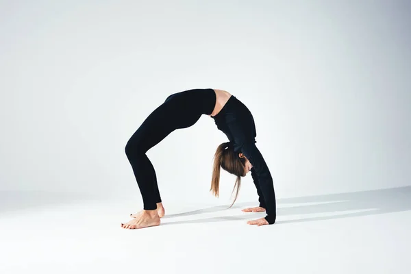 Fitness Yoga Pige Iført Sort Slank Sportstøj Gør Strækøvelser Hvidt - Stock-foto
