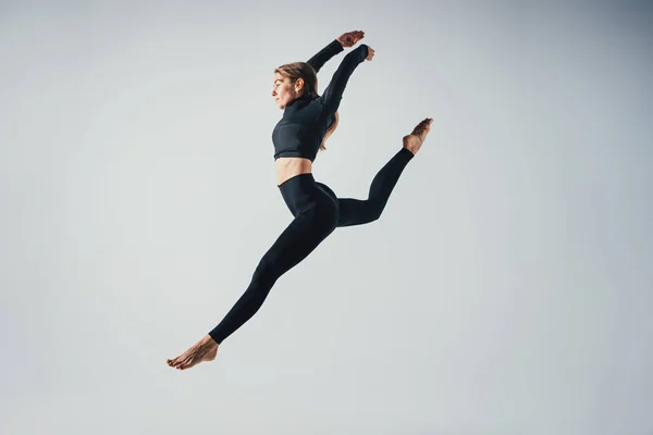 Ajuste Mujer Deportiva Saltando Estudio Sobre Fondo Color Blanco Joven — Foto de Stock