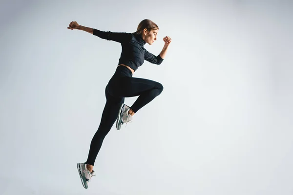 Deportiva Mujer Carismática Saltando Corriendo Sobre Fondo Color Blanco Chica — Foto de Stock