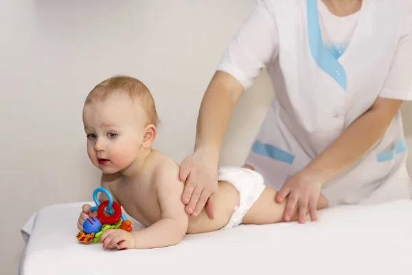 Küçük çocuk hemşire bir masaj yapıyor