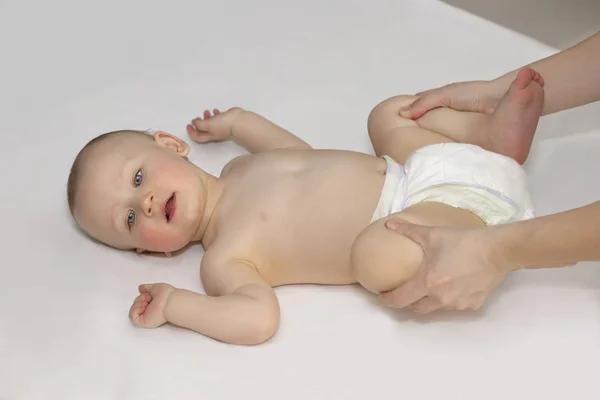 Dr. ortopedik cerrah yenidoğan eklemlerde inceliyor