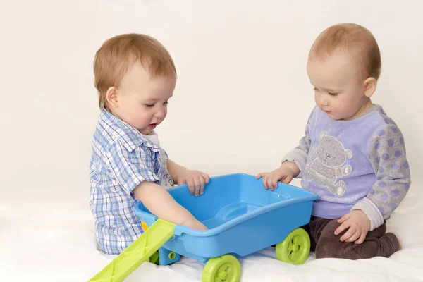 Kinderen spelen met speelgoed op witte achtergrond — Stockfoto