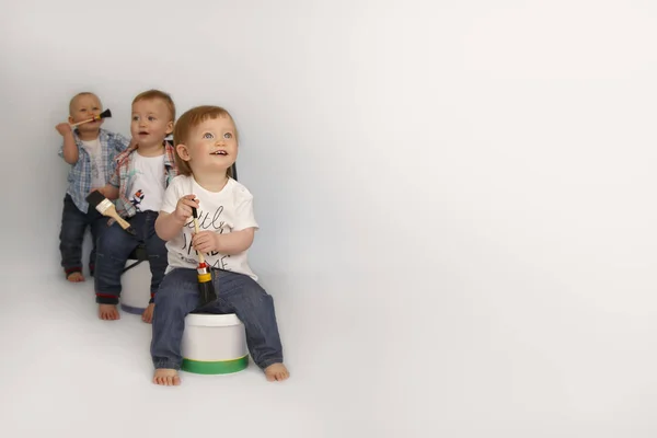 Kinderen zitten op grote blikjes van verf — Stockfoto