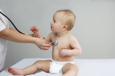 küçük çocuk doktor sinyali için dinler