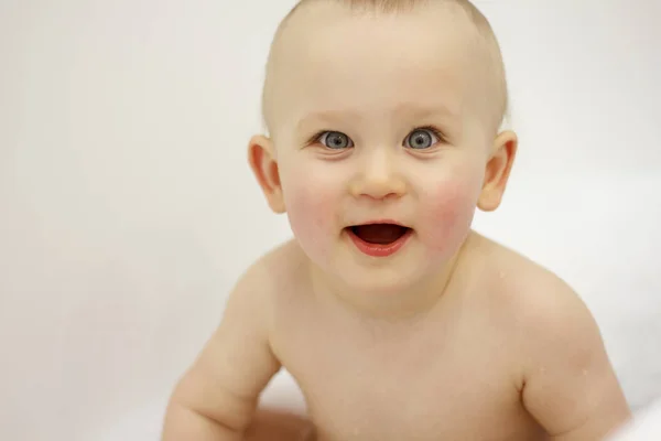 Portret van een baby in de badkamer — Stockfoto