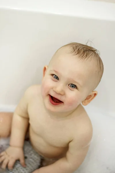 Porträtt av en baby i badrummet — Stockfoto