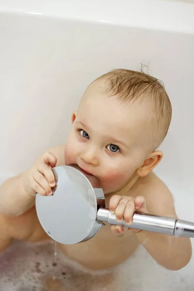 Portret van een baby in de badkamer — Stockfoto