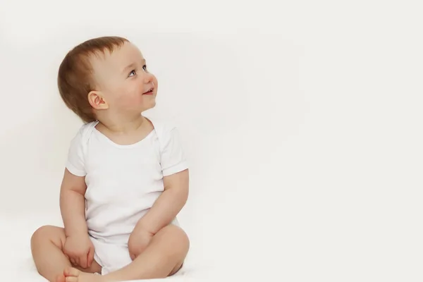 Beyaz zemin üzerinde mavi gözlü bir çocuk portresi