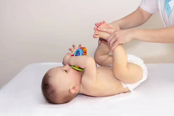 Doktor ortopedik cerrah yenidoğan eklemlerde inceliyor