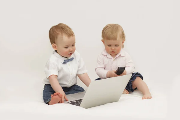 iki küçük çocuk bilgisayar önünde oturmak