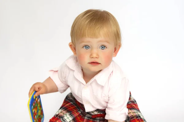 Portret van een kleine blonde meisje met blauwe ogen — Stockfoto