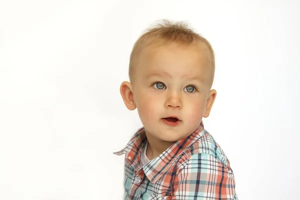 Retrato de um menino com olhos azuis em uma camisa — Fotografia de Stock