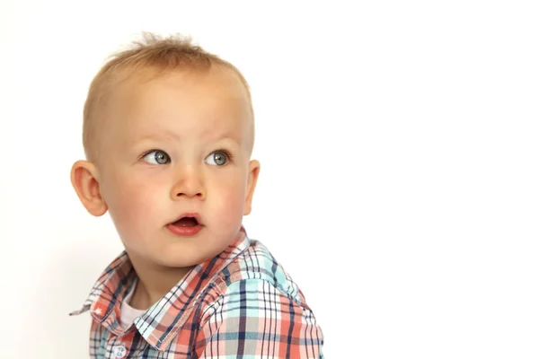 Portret van een jonge jongen met blauwe ogen in een shirt — Stockfoto