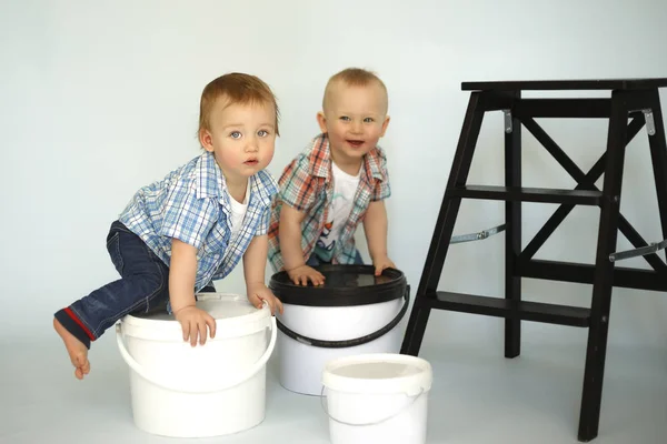 Kinderen schilderen van muren met kleurrijke kwast en roller — Stockfoto