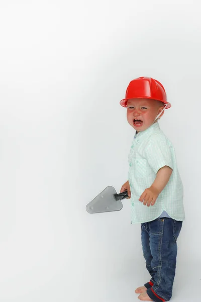 O menino no capacete de construção grita — Fotografia de Stock