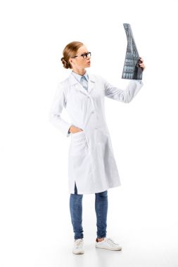 Röntgen tutan doktor.