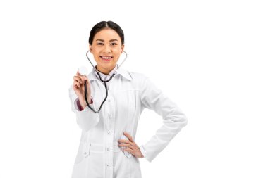 Asyalı doktor stetoskop ile