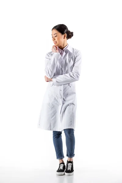 Asiatico medico in bianco cappotto — Foto Stock