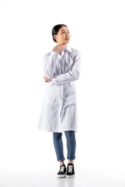 Asiatico medico in bianco cappotto — Foto Stock