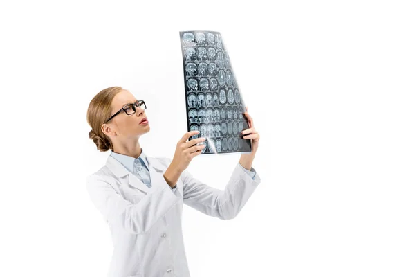 Läkare som håller röntgen — Stockfoto