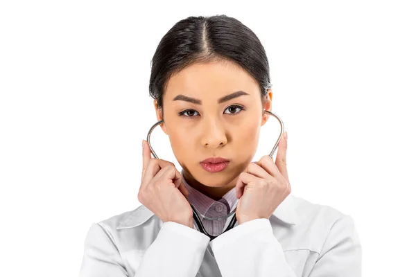Азиатский врач со стетоскопом — стоковое фото