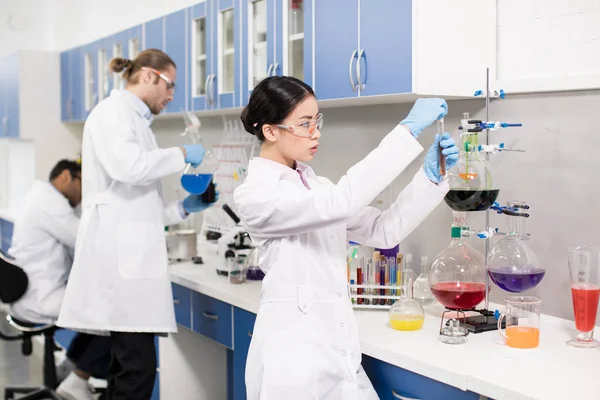 Jóvenes científicos en laboratorio — Foto de Stock