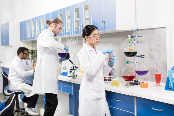 Jovens cientistas em laboratório — Fotografia de Stock