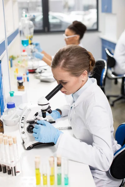 Giovane scienziato in laboratorio — Foto Stock