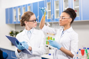 bilim adamları test tüpleri ile çalışma