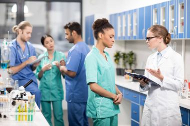 çalışma arkadaşları tartışıyor