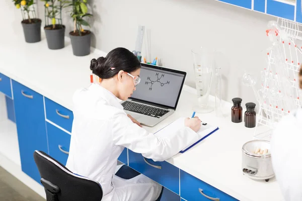 Jonge wetenschapper in laboratorium — Stockfoto