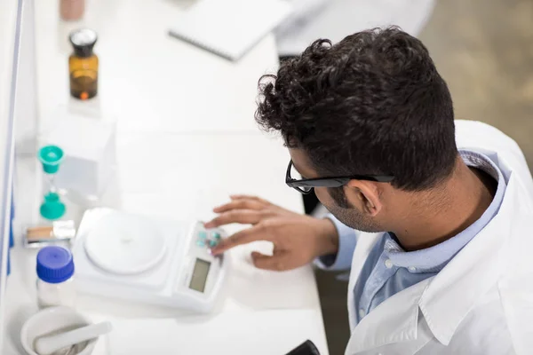 Jovem cientista em laboratório — Fotografia de Stock