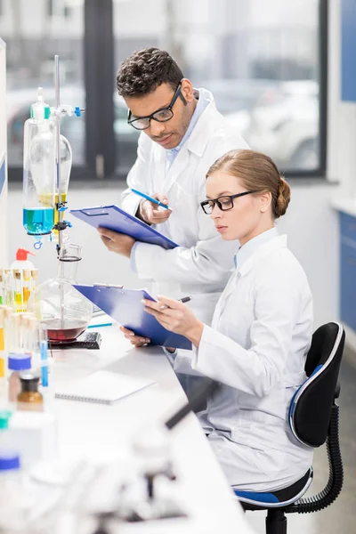 Wissenschaftler arbeiten im Labor — Stockfoto