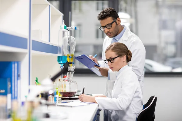 Scienziati che lavorano in laboratorio — Foto Stock