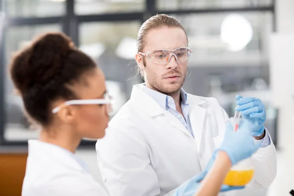 Cientistas que trabalham em laboratório — Fotografia de Stock