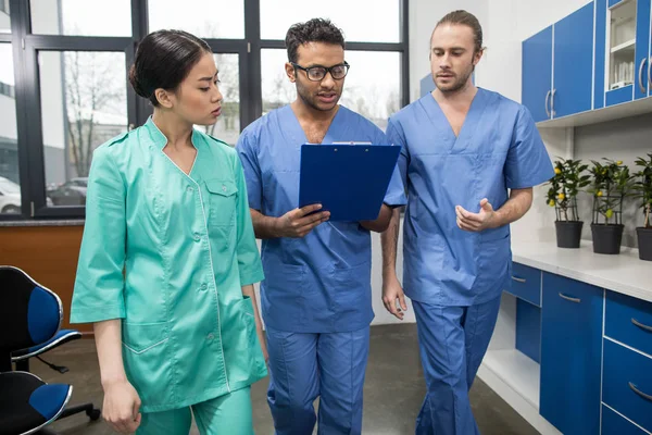 Collègues discutant du travail — Photo