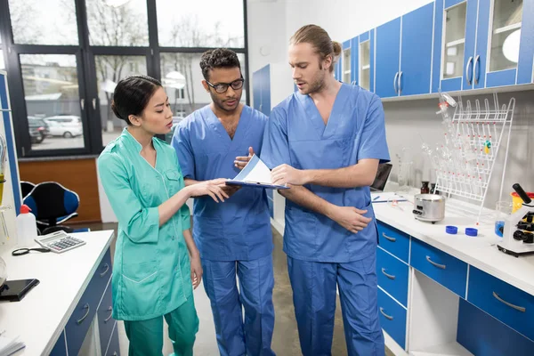 Collègues discutant du travail — Photo