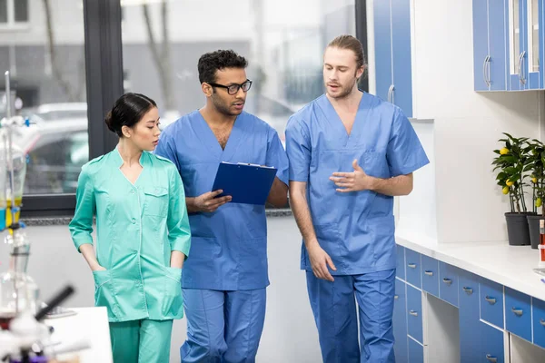 Colleagues discussing work — Stock Photo, Image