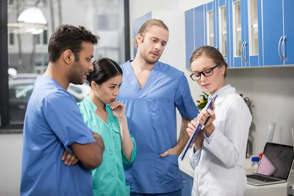 Kollegen diskutieren über Arbeit — Stockfoto