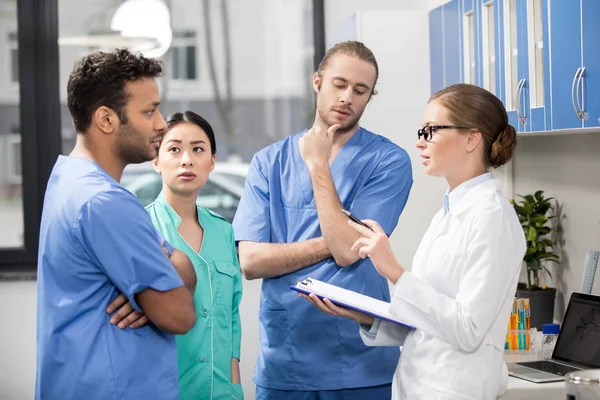 Colleagues discussing work — Stock Photo, Image